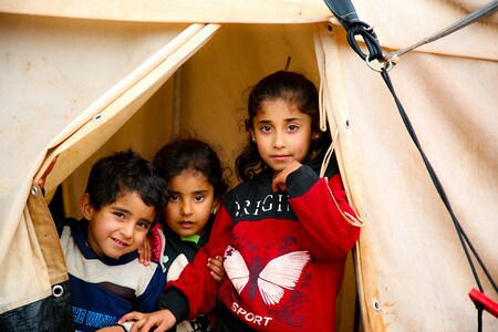 Minderjährige Flüchtlinge in einem Zelt